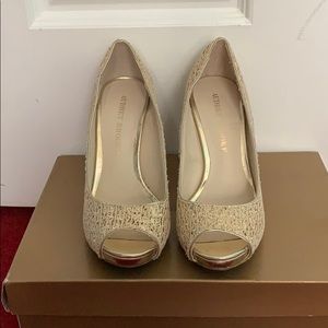 Gold pumps Audrey Brooke